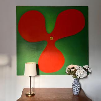 Röd blomma i hallen