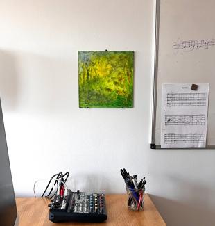 Small Green vid skrivbordet